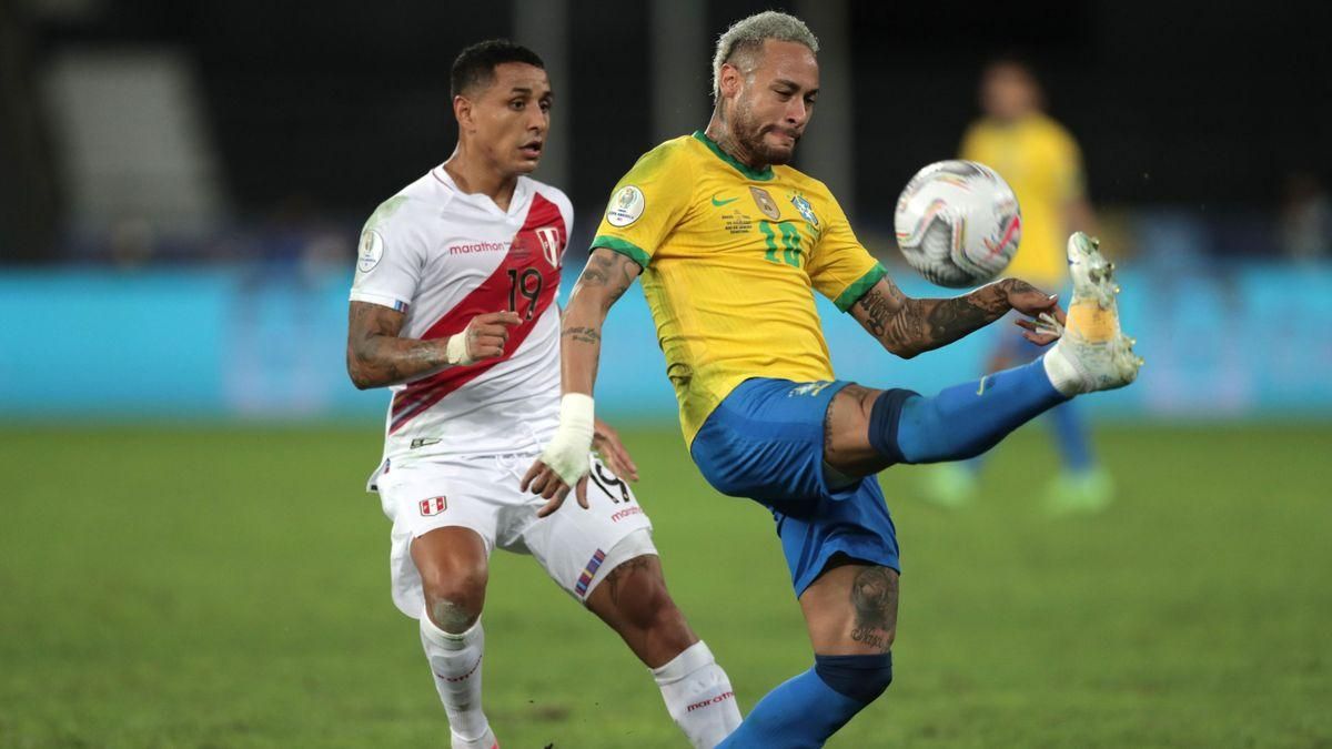 Neymar pelea un balón en el Brasil - Perú. Neymar pelea un balón en el Brasil - Perú.