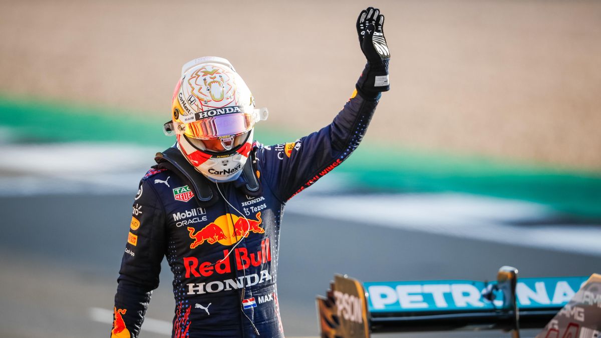 Verstappen saluda en Silverstone tras lograr la ’pole’ en la carrera al esprint. Verstappen saluda en Silverstone tras lograr la ’pole’ en la carrera al esprint.
