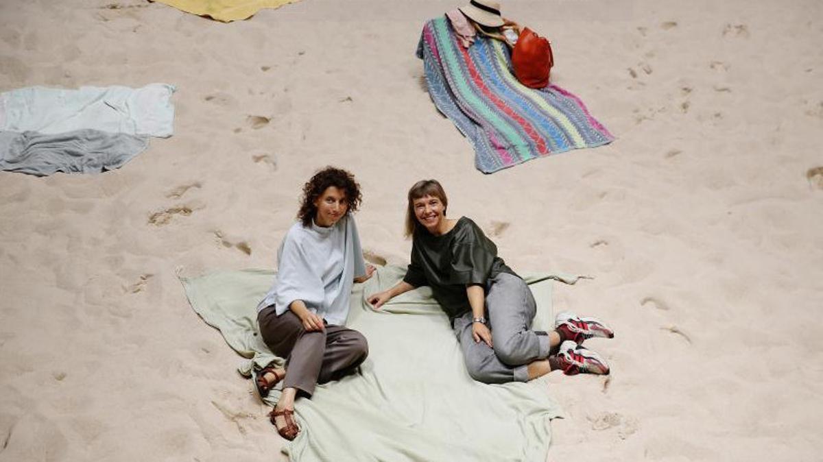  Rugile Barzdziukaite y Lina Lapelyte, dos de las autoras de ’Sun&Sea’, en la playa que han montado en el Teatre Lliure de Montjuïc.