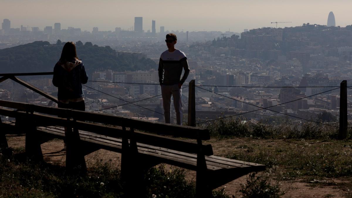Un manto marrón recubre la ciudad de Barcelona durante un episodio de contaminación. Un manto marrón recubre la ciudad de Barcelona durante un episodio de contaminación.