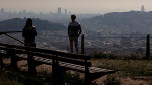 Un manto marrón recubre la ciudad de Barcelona durante un episodio de contaminación. 