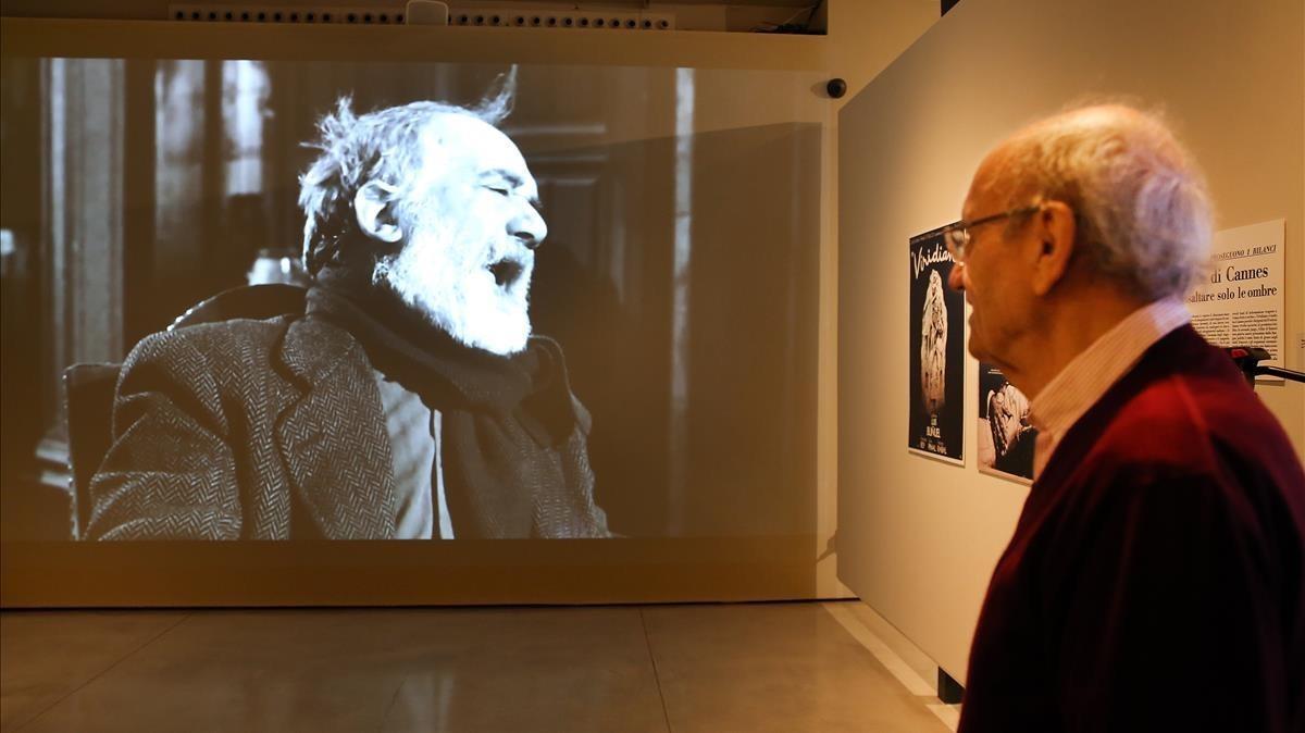Pere Portabella mira un fotograma de Viridiana’, en la exposición que le dedica Can Framis.