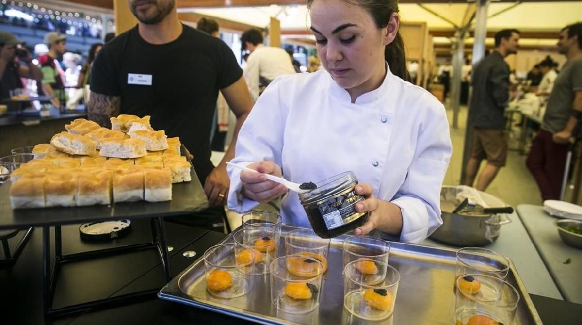 Preparación de uno de los platillos del Tast a La Rambla, en una anterior edición. Preparación de uno de los platillos del Tast a La Rambla, en una anterior edición.