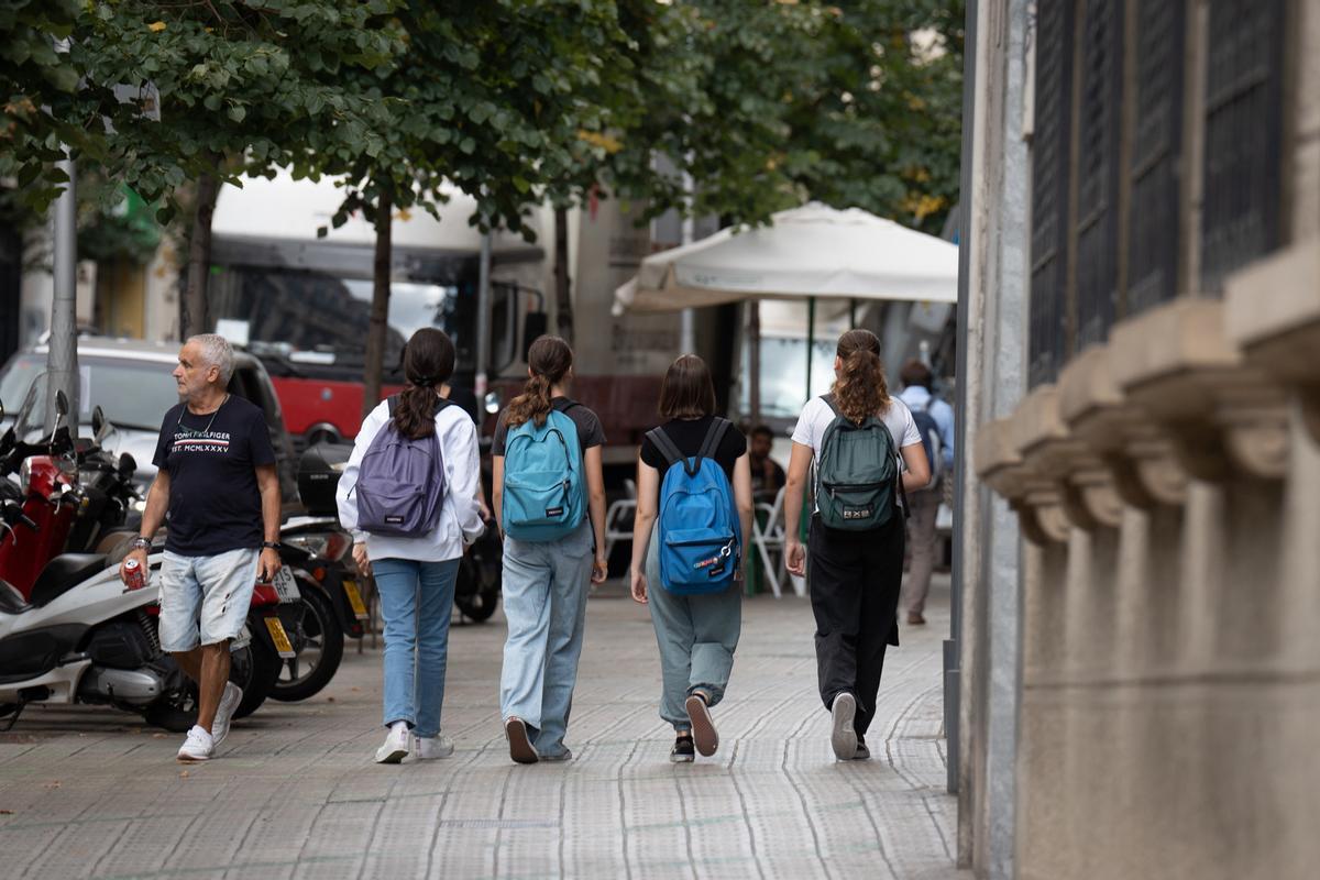 Niñas a la salida del colegio. Niñas a la salida del colegio.