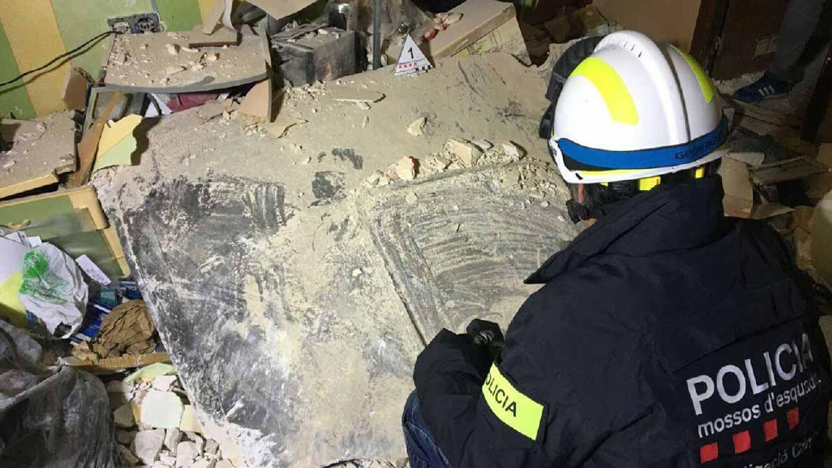 La plancha que salió volando e impactó en un edificio de Torreforta (cuyo efecto se ve en el vídeo) tras la explosión de la petroquímica de Tarragona.