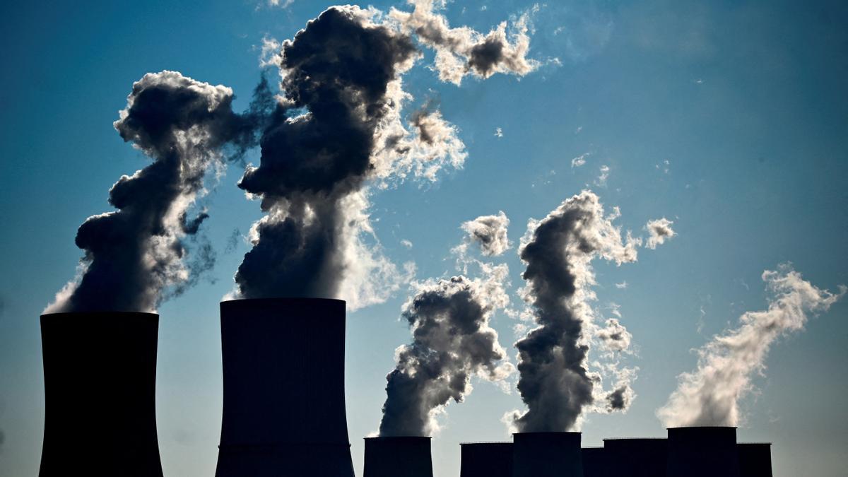 Una central térmica alemana, basada en la quema de carbón, emite grandes columnas de humo a la atmósfera. Una central térmica alemana, basada en la quema de carbón, emite grandes columnas de humo a la atmósfera.