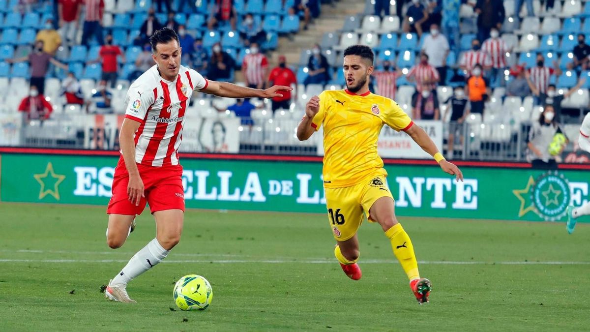 Yan Couto, del Girona, intenta cortar el avance de un jugador del Almería. Yan Couto, del Girona, intenta cortar el avance de un jugador del Almería.