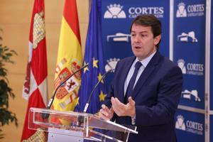 El presidente de Castilla y León, Alfonso Fernández Mañúeco, durante la rueda de prensa. EFE/R. García