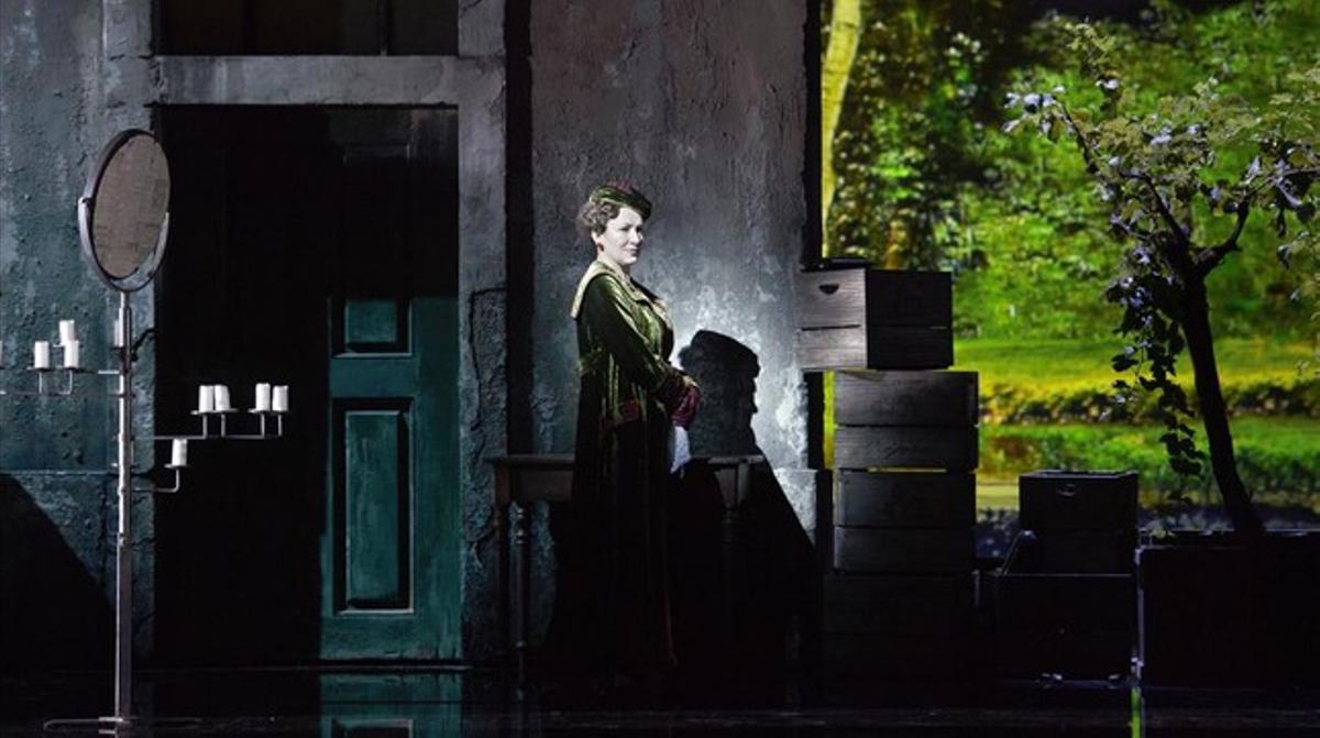 La soprano búlgara Krassimira Stoyanova, en la escena fina de ’Der Rosenkavalier’, de Richard Strauss, en el Festival de Salzburgo