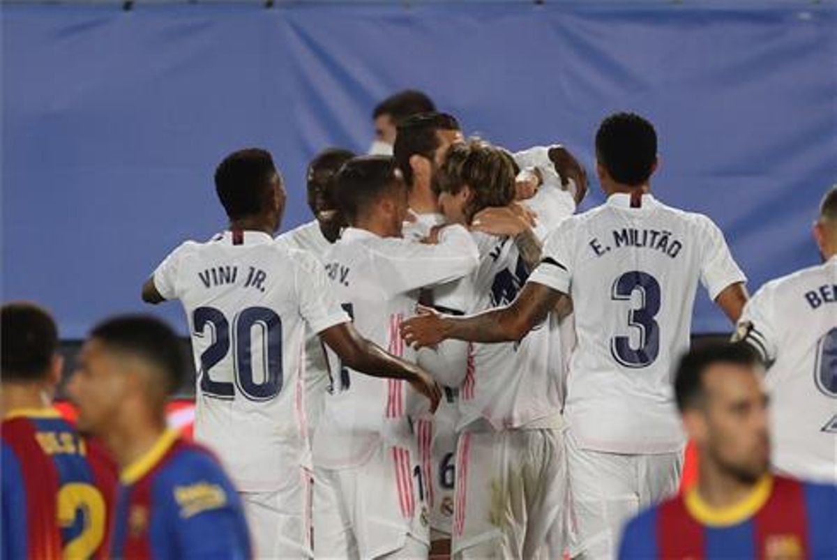 Los jugadores del Madrid celebran uno de los tantos en el Clásico Los jugadores del Madrid celebran uno de los tantos en el Clásico