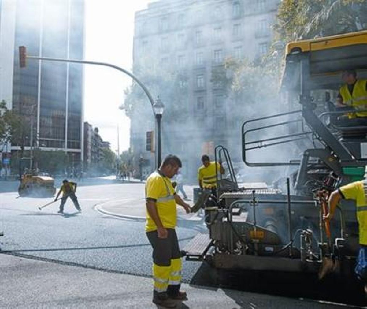 Uns obrers realitzen obres d’asfaltatge en un tram de l’avinguda Diagonal i, a la dreta, imatge del bolcat d’asfalt en un tram del carrer d’Aragó, ahir. Uns obrers realitzen obres d’asfaltatge en un tram de l’avinguda Diagonal i, a la dreta, imatge del bolcat d’asfalt en un tram del carrer d’Aragó, ahir.