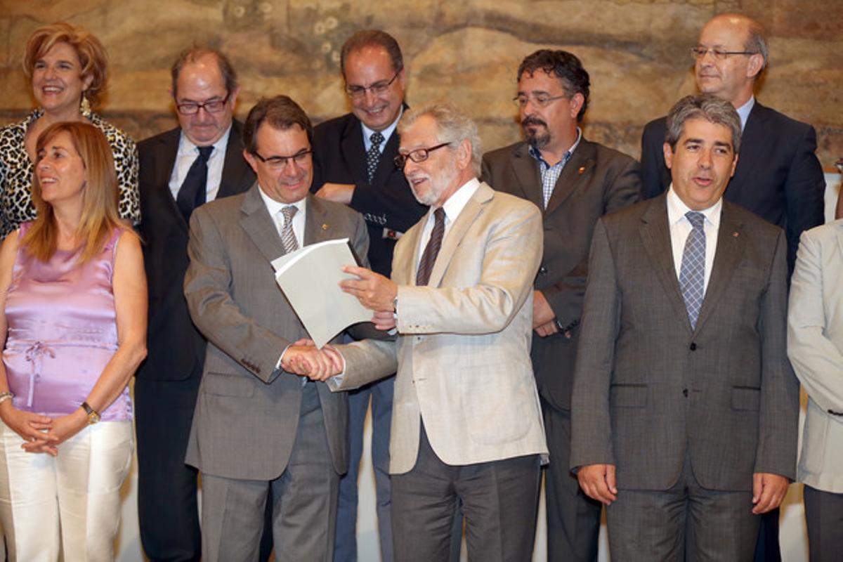 Artur Mas recibe de manos de Carles Viver Pi-Sunyer el primer informe del Consell Assessor, el jueves.