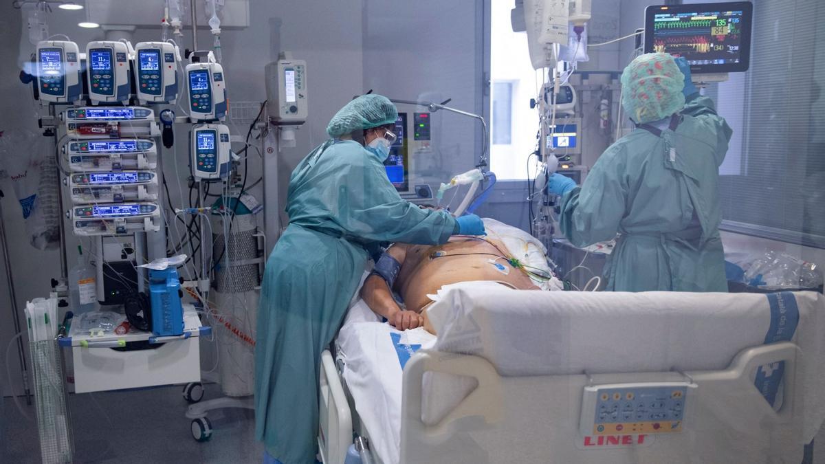 Un paciente de covid, atendido en el Hospital de Bellvitge, en la localidad barcelonesa de L’Hospitalet de Llobregat, el pasado enero.