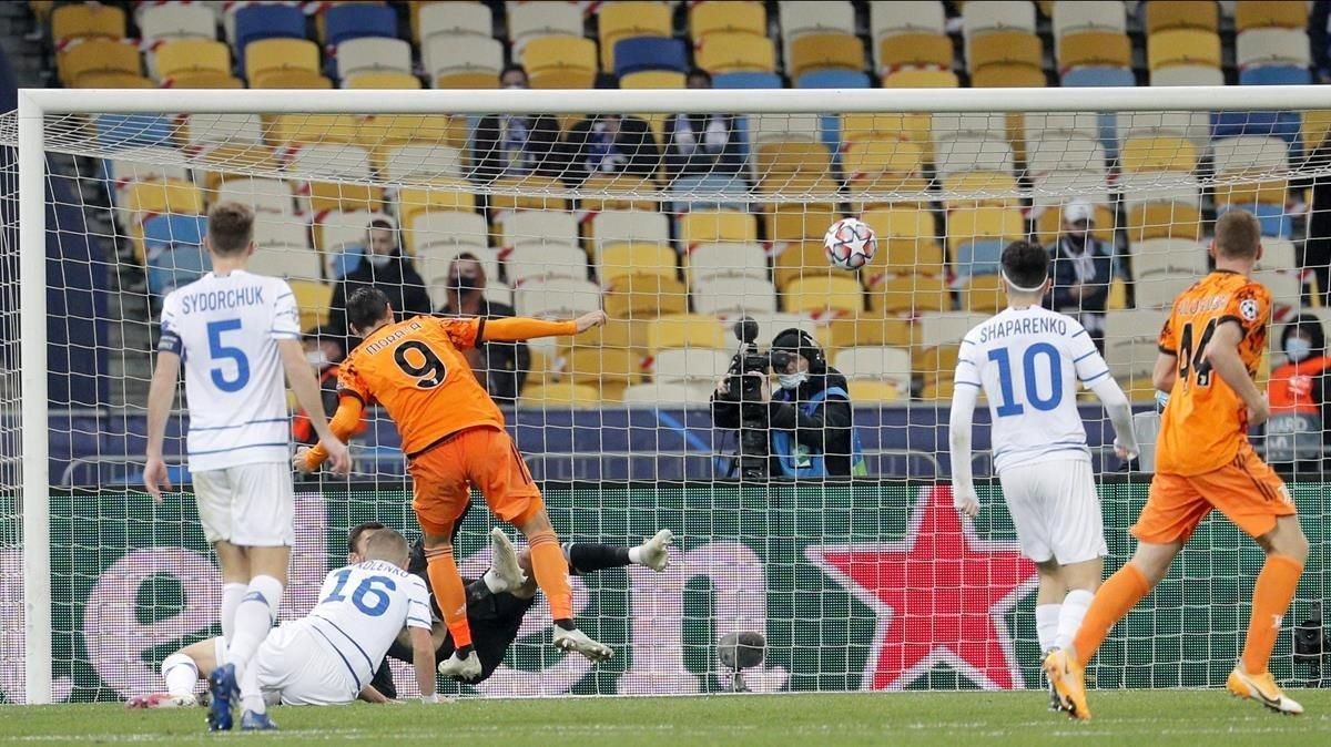 Morata marca el 0-1 ante el Dinamo de Kiev aprovechando el rechace de Buschchan. Morata marca el 0-1 ante el Dinamo de Kiev aprovechando el rechace de Buschchan.