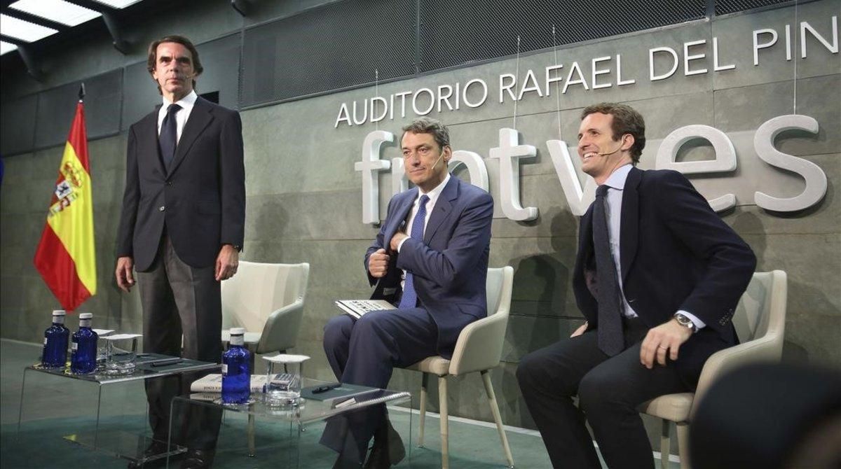 José María Aznar y Pablo Casado (a la derecha) se preparan para la presentación del libro, este martes en la Funfación Rafael del Pino de Madrid. José María Aznar y Pablo Casado (a la derecha) se preparan para la presentación del libro, este martes en la Funfación Rafael del Pino de Madrid.