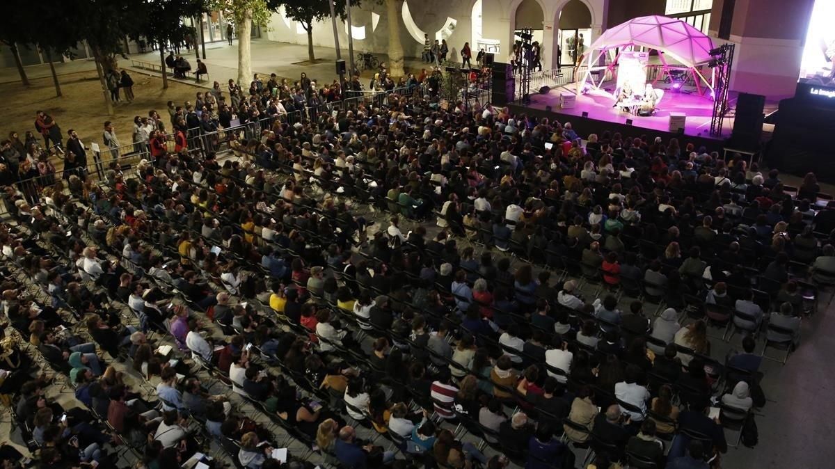 Gayatri Spivak y Marina Garcés debaten sobre la educación en el futuro, en la primera Bienal de Pensament, con un auditorio masivo. Gayatri Spivak y Marina Garcés debaten sobre la educación en el futuro, en la primera Bienal de Pensament, con un auditorio masivo.