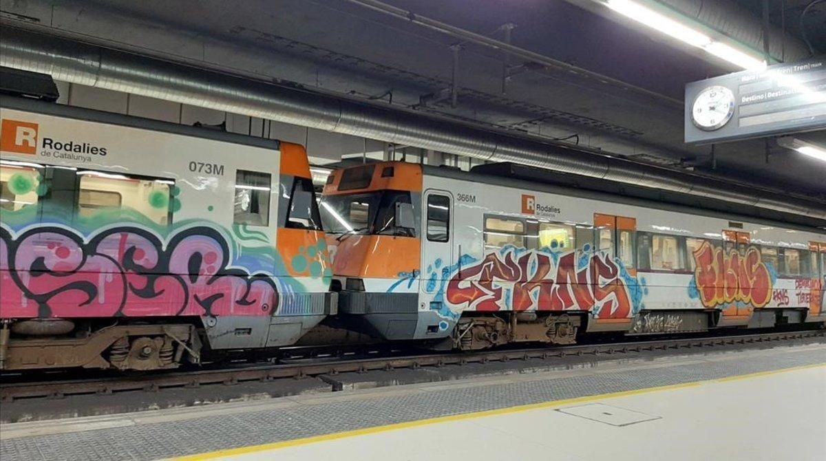 Imagen de un tren de Rodalies grafiteado. Imagen de un tren de Rodalies grafiteado.