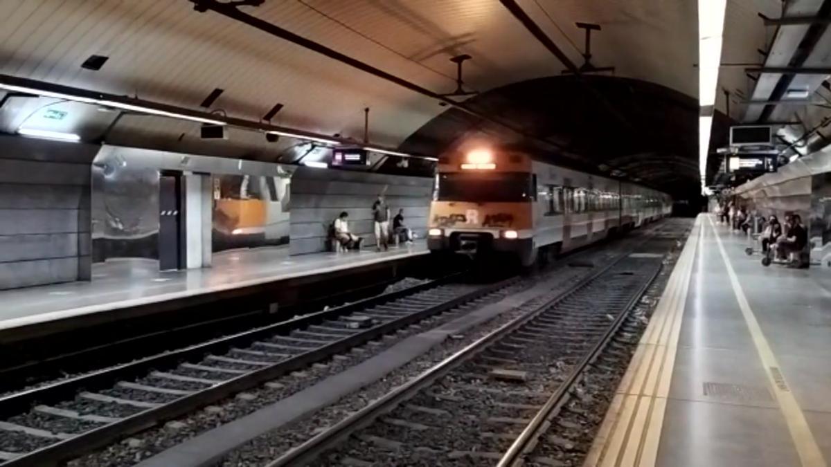 Los trenes vuelven a circular tras la avería de Adif que los ha parado en toda Catalunya. En las imágenes, la estación de Arc de Triomf, en Barcelona.