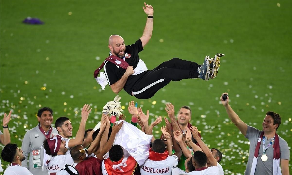El entrenador de Qatar, Félix Sánchez, mateado por sus jugadores tras ganar la Copa Asia. El entrenador de Qatar, Félix Sánchez, mateado por sus jugadores tras ganar la Copa Asia.