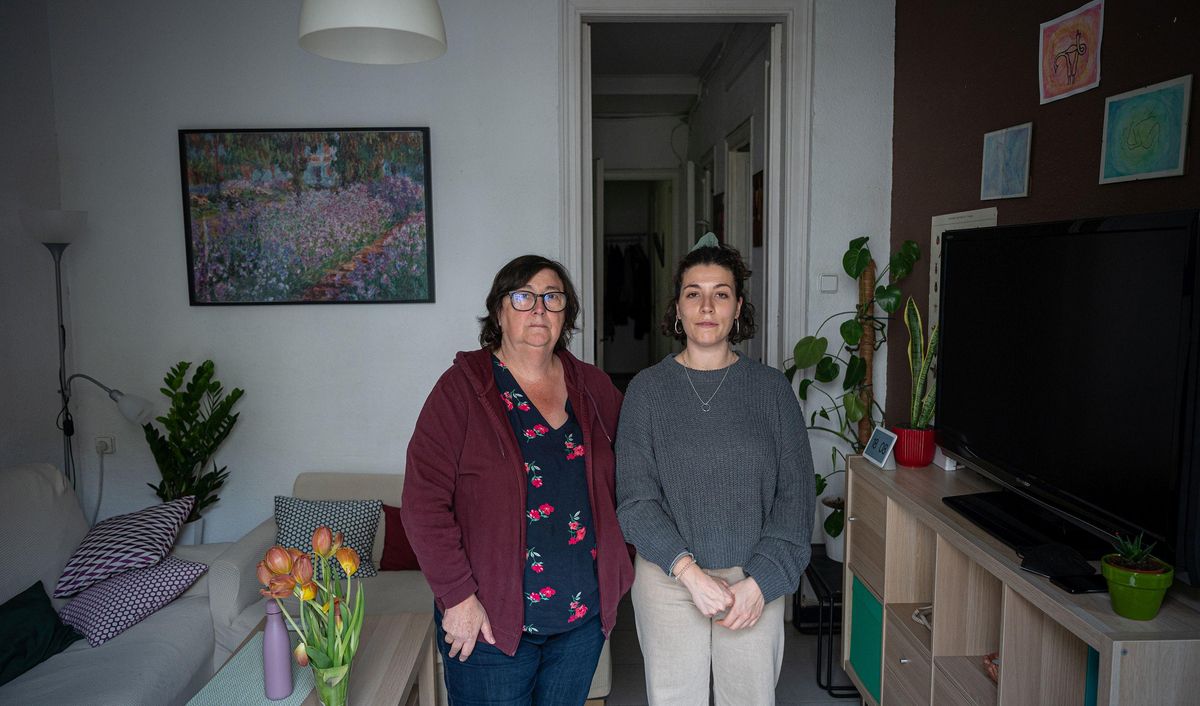 Una de las afectadas,Teresa Trullén con su hija, en el piso de Sant Antoni que alquiló unos días a turistas y por el que afronta una multa de 60.001 euros. Una de las afectadas,Teresa Trullén con su hija, en el piso de Sant Antoni que alquiló unos días a turistas y por el que afronta una multa de 60.001 euros.