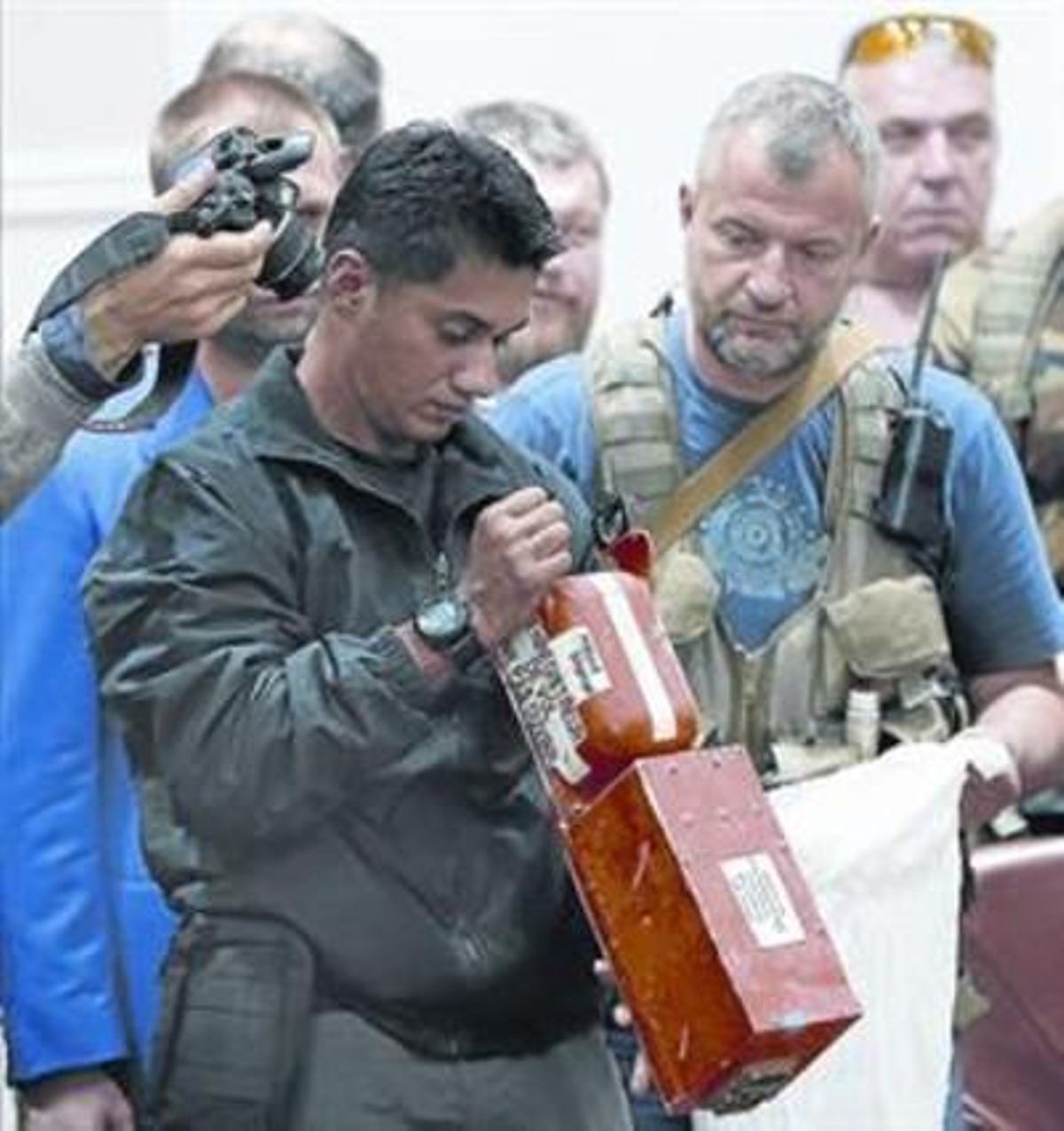 Un experto malasio revisa una de las cajas negras del avión. Un experto malasio revisa una de las cajas negras del avión.