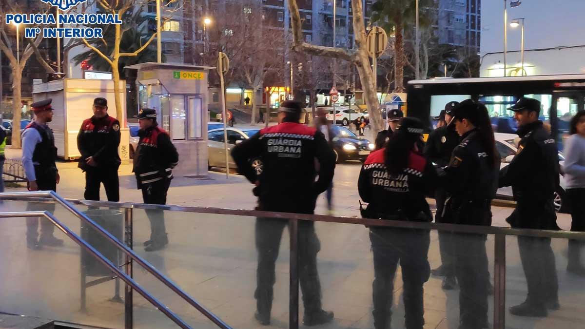 Despliegue policial en Sant Ildefons (Cornellà), barrio limítrofe con L’Hospitalet.