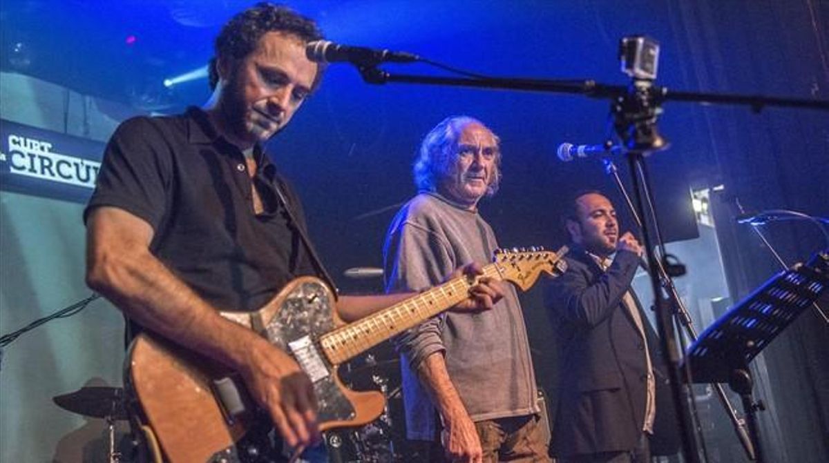 De izquierda a derecha, Caïm Riba, su padre, Pau Riba, y su hermano Àngel Riba, en la sala Music Hall. De izquierda a derecha, Caïm Riba, su padre, Pau Riba, y su hermano Àngel Riba, en la sala Music Hall.