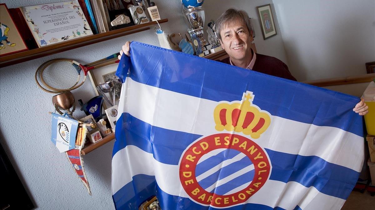 Ramón Rius, expresidente de la federación de peñas catalanas del Espanyol, posa para EL PERIÓDICO en su casa de Barcelona. 