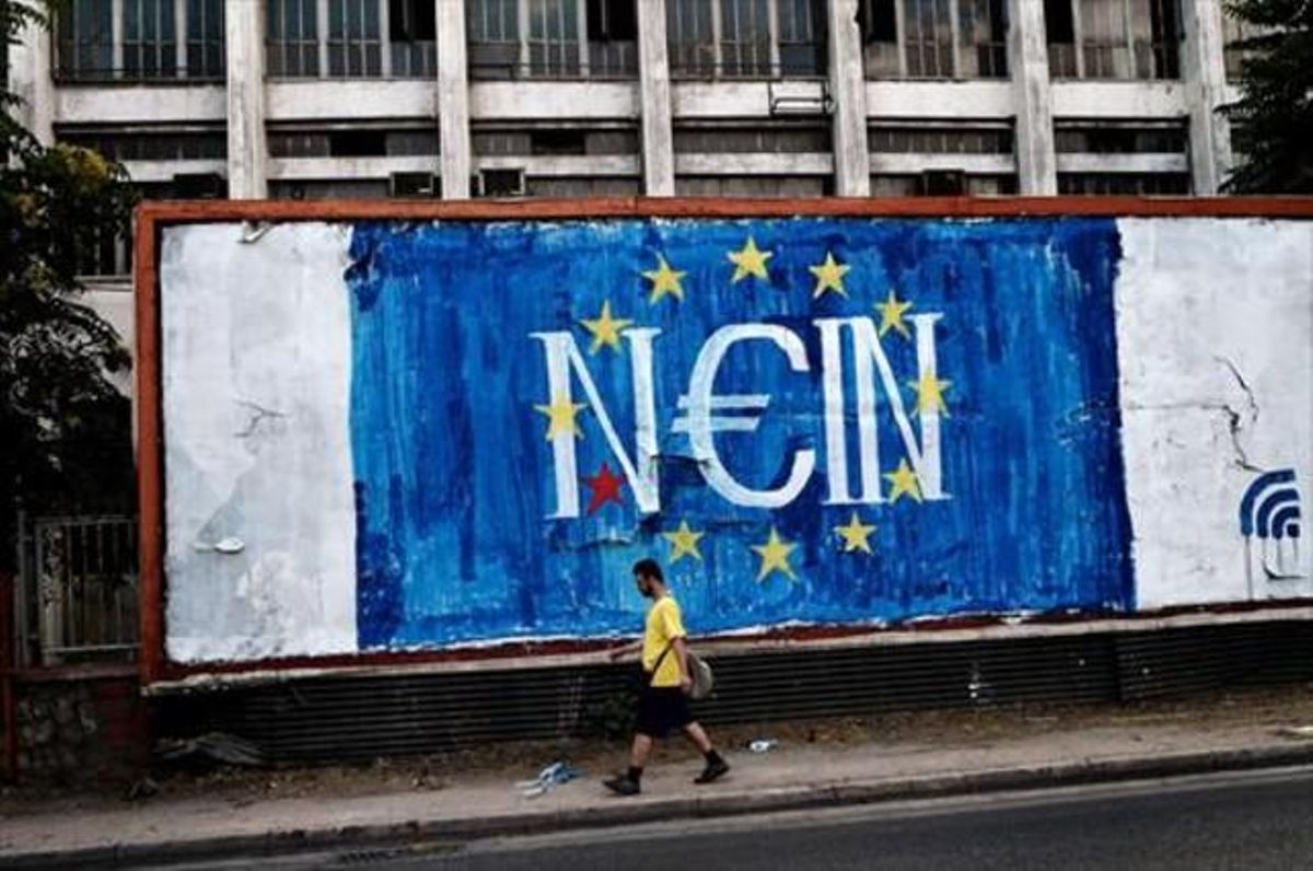 Un individuo pasa ante un grafiti con la palabra ’no’ en alemán, en referencia al referéndum sobre la propuesta de los acreedores. Un individuo pasa ante un grafiti con la palabra ’no’ en alemán, en referencia al referéndum sobre la propuesta de los acreedores.