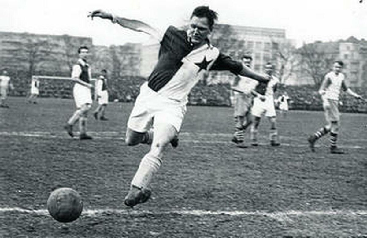 Bican se dispone a chutar en un partido con el Slavia de Praga. Bican se dispone a chutar en un partido con el Slavia de Praga.