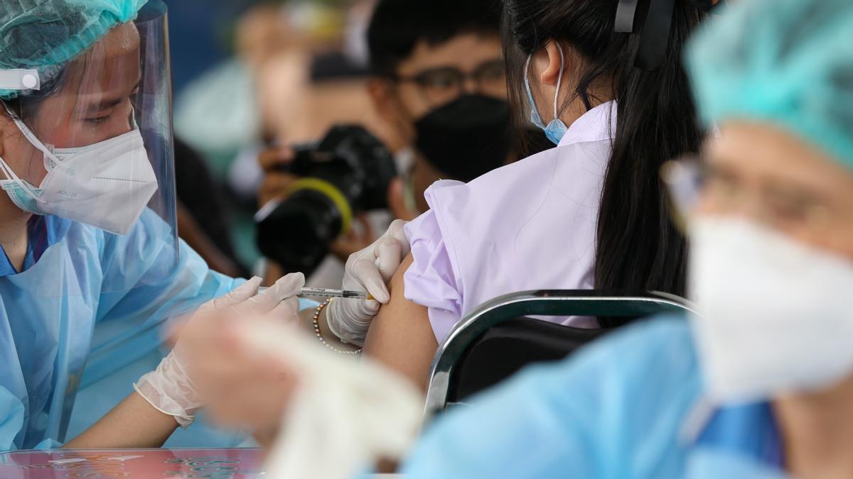Un sanitario administra una dosis de la vacuna de Pfizer a un estudiante durante una jornada de vacunación en Bangkok, este lunes.