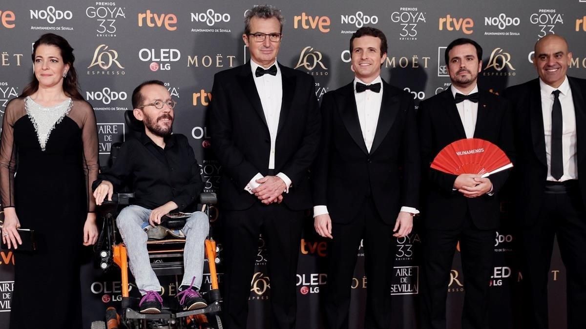 Nora Navas, junto a Pablo Echenique, Mariano Barroso, Pablo Casado, Alberto Garzón y Rafael Portela, en la alfombra roja de los Goya. Nora Navas, junto a Pablo Echenique, Mariano Barroso, Pablo Casado, Alberto Garzón y Rafael Portela, en la alfombra roja de los Goya.