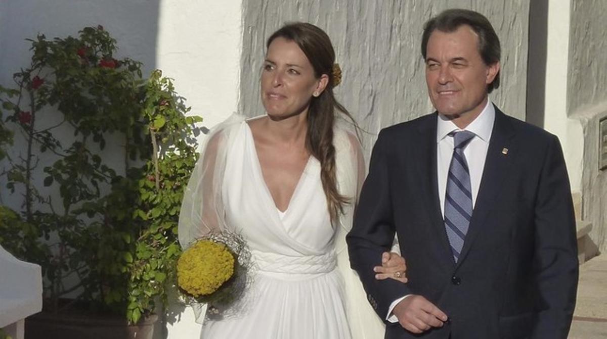 Artur Mas y su hija Patrícia, el día de la boda de esta con Rubén Torrico, en Fornells (Menorca), el 29 de junio del 2013.