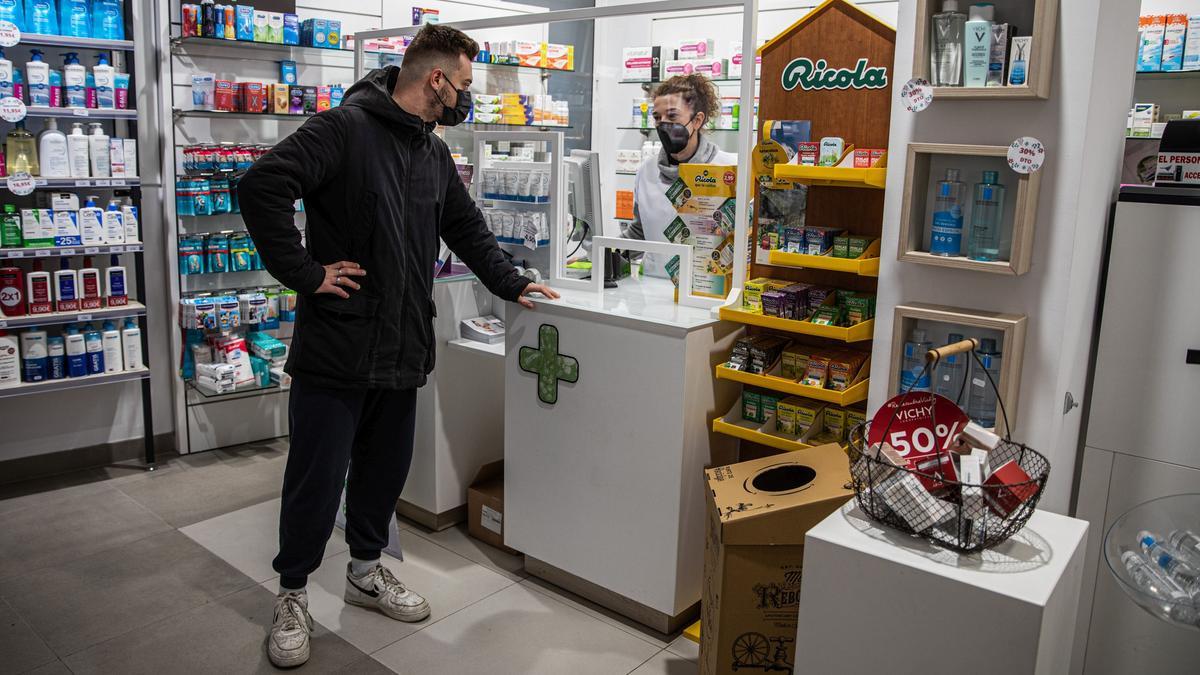 Catalunya permetrà notificar a les farmàcies els positius detectats a casa