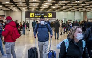 Numerosos viajeros en la terminal de llegadas del aeropuerto Madrid-Barajas. EFE/ Fernando Villar