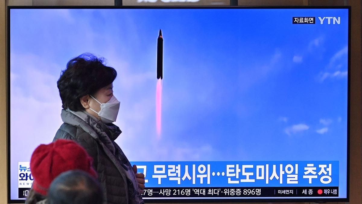 Una pantalla de televisión en una estación de tren de Seúl muestra la noticia, con imágenes de archivo, del lanzamiento de un misil balístico por parte de Corea del Norte. Una pantalla de televisión en una estación de tren de Seúl muestra la noticia, con imágenes de archivo, del lanzamiento de un misil balístico por parte de Corea del Norte.