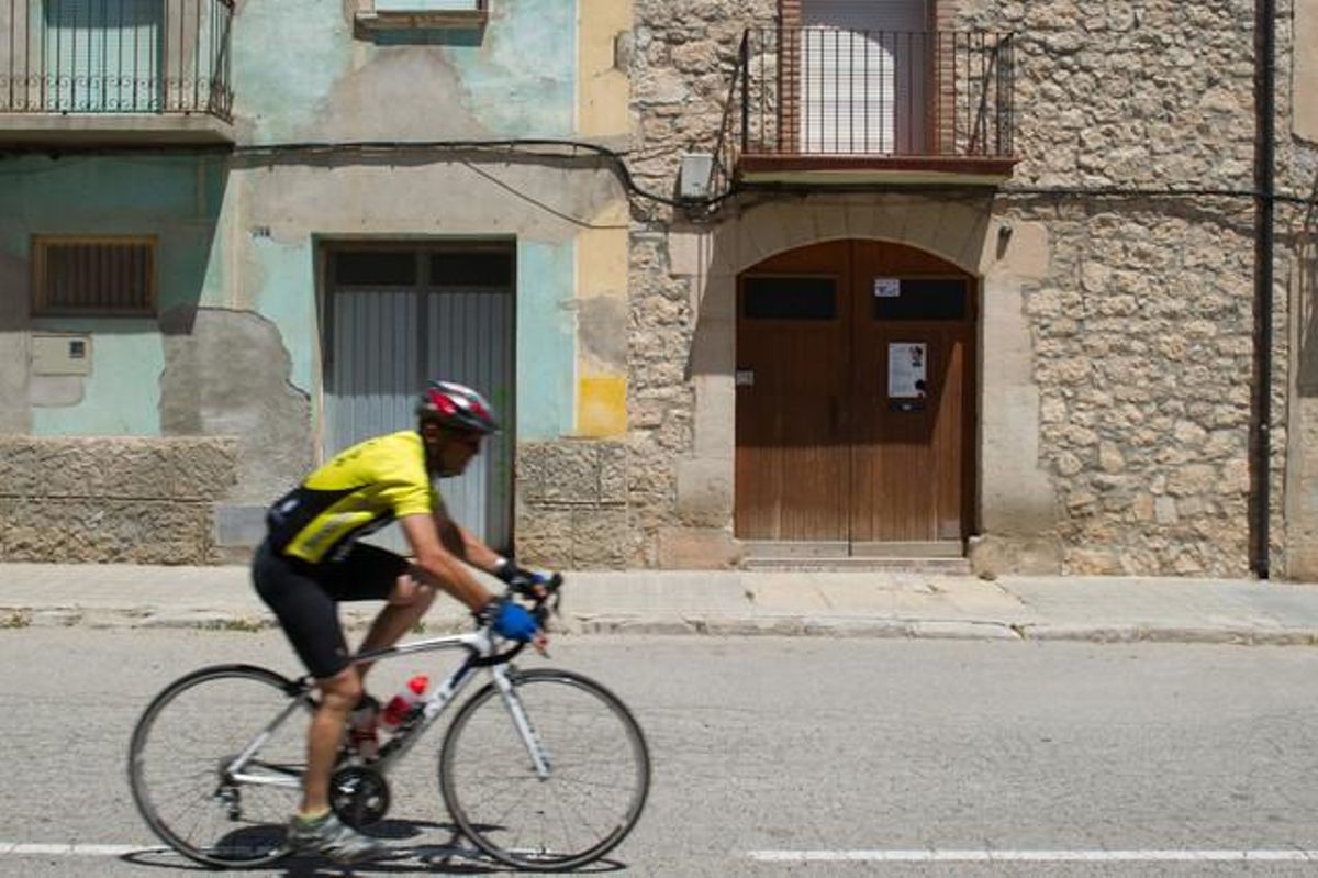 Un ciclista pasa, hace tres semanas, ante la casa de Castelldans (Garrigues) en la que Donet residía y acogía a menores tutelados por la Generalitat. Un ciclista pasa, hace tres semanas, ante la casa de Castelldans (Garrigues) en la que Donet residía y acogía a menores tutelados por la Generalitat.