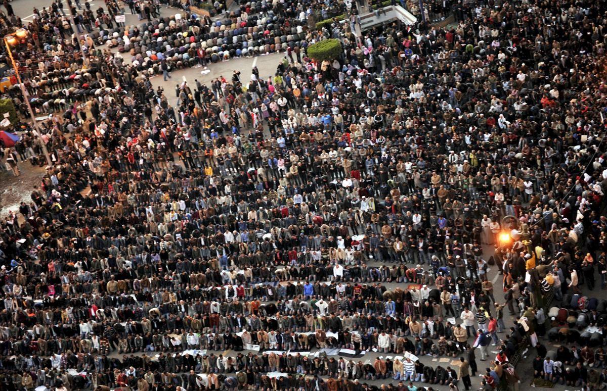 Miles de egipcios se concentran en la plaza Tahrir, en el corazón de El Cairo, en el séptimo día de manifestaciones contra el mandatario egipcio, el 31 de enero del 2011.