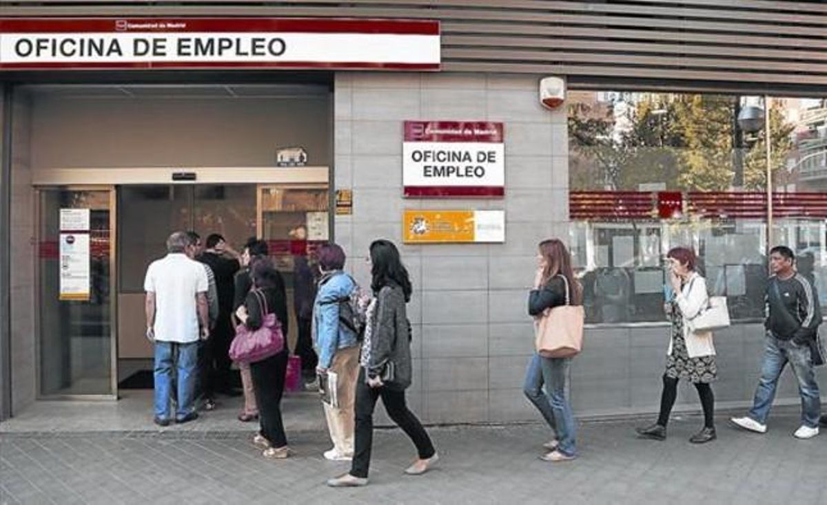 Cola de parados en una oficina de empleo de la Comunidad de Madrid. Cola de parados en una oficina de empleo de la Comunidad de Madrid.