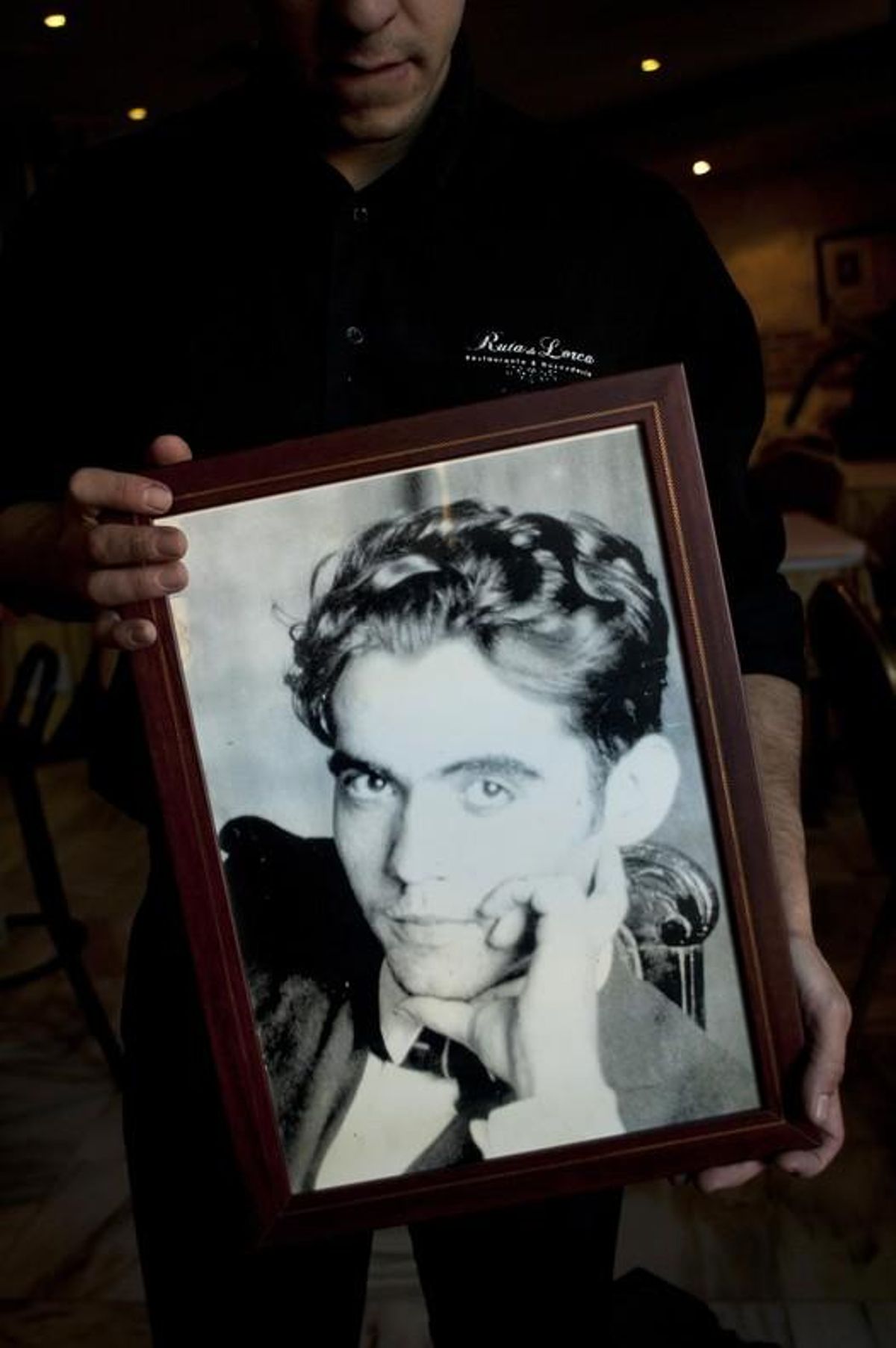 Un camarero transporta en noviembre del 2014 un cuadro del poeta Federico García Lorca en un restaurante de Alcanar, cerca del parque donde se cree que fue enterrado. Un camarero transporta en noviembre del 2014 un cuadro del poeta Federico García Lorca en un restaurante de Alcanar, cerca del parque donde se cree que fue enterrado.