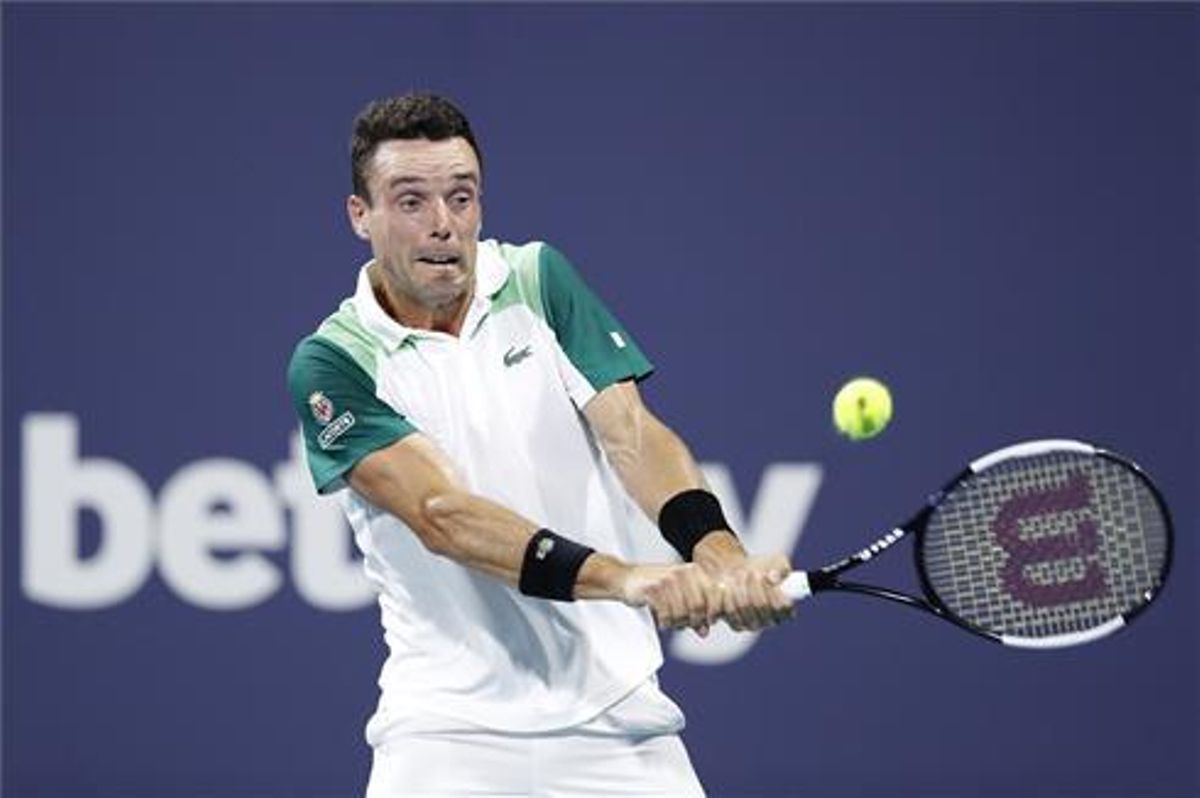 Bautista golpea un revés ante Medvedev. Bautista golpea un revés ante Medvedev.