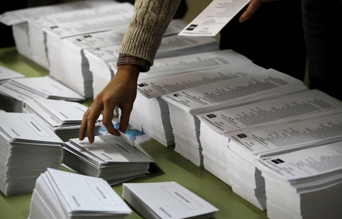 Una persona coge una papeleta de voto en un colegio electoral de Madrid. Una persona coge una papeleta de voto en un colegio electoral de Madrid.