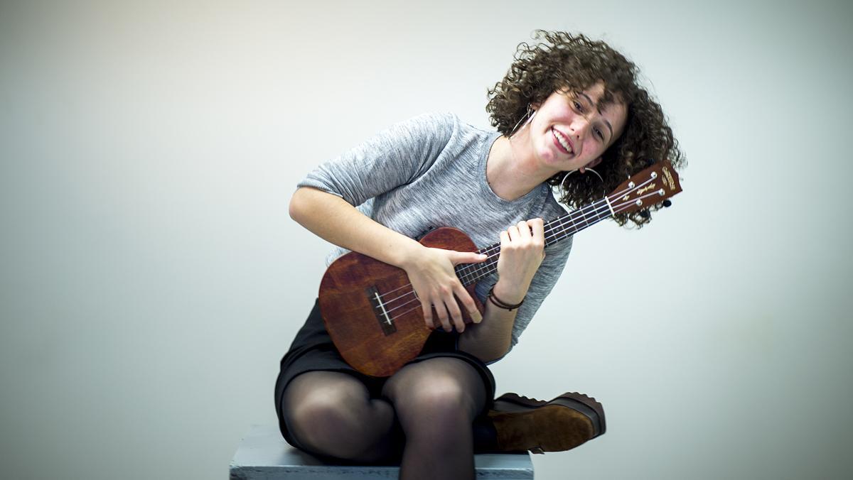 Paula Valls interpreta con su ukelele ’Get away’ en acústico.