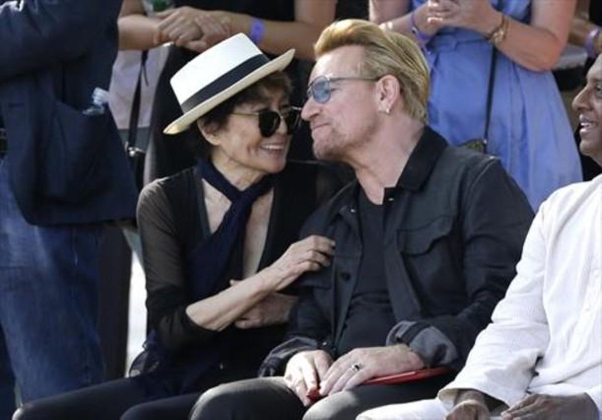 Yoko Ono y Bono recuerdan a John Lennon Yoko Ono y Bono recuerdan a John Lennon