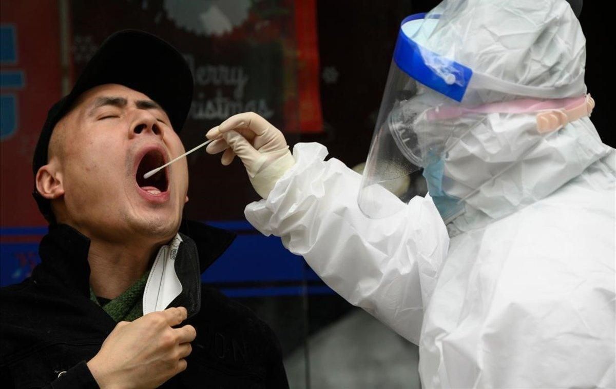 Un médico realiza un test de coronavirus en Wuhan, China. Un médico realiza un test de coronavirus en Wuhan, China.