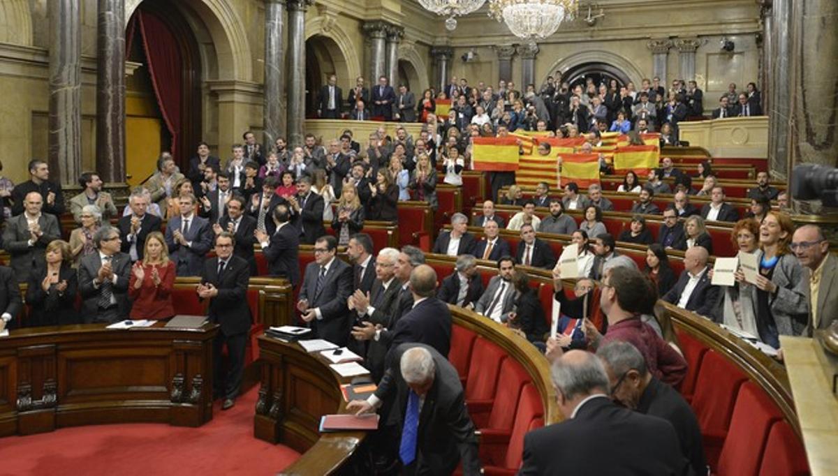 Los diputados del PPC muestran banderas españolas y catalanas tras la aprobación de la declaración de inicio de ruptura de Junts pel Sí y la CUP.