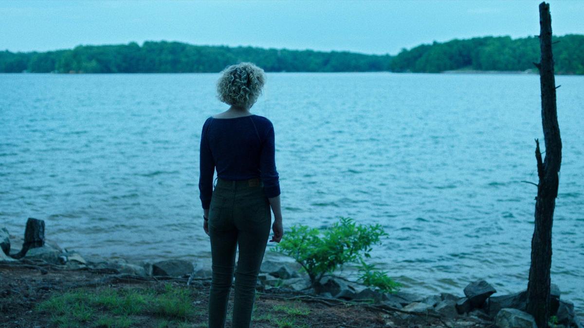 Julia Garner, la carismática Ruth contempla el falso lago de ’Ozark’. 