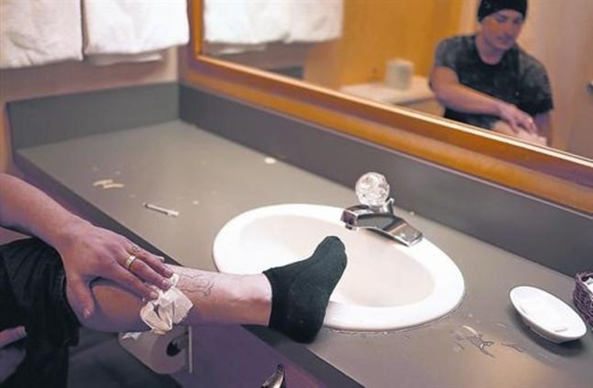 Un drogadicto, tras inyectarse heroína en una pierna, en un lavabo de Estados Unidos. Un drogadicto, tras inyectarse heroína en una pierna, en un lavabo de Estados Unidos.