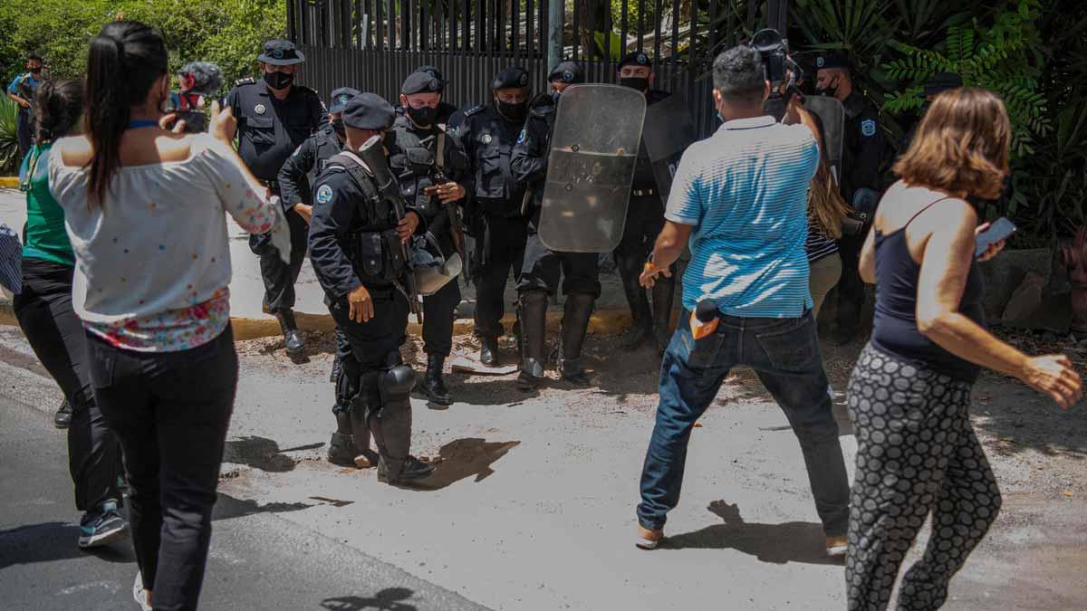 La policía dispersa a los medios gráficos frente a la casa de Cristina Chamorro, activista y opositora detenida por el Gobierno de Daniel Ortega.