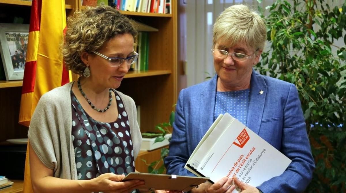 La ’consellera’ d’Ensenyament, Clara Ponsatí, y su antecesora, Meritxell Ruiz, durante el traspaso de la cartera en la sede del departamento. La ’consellera’ d’Ensenyament, Clara Ponsatí, y su antecesora, Meritxell Ruiz, durante el traspaso de la cartera en la sede del departamento.